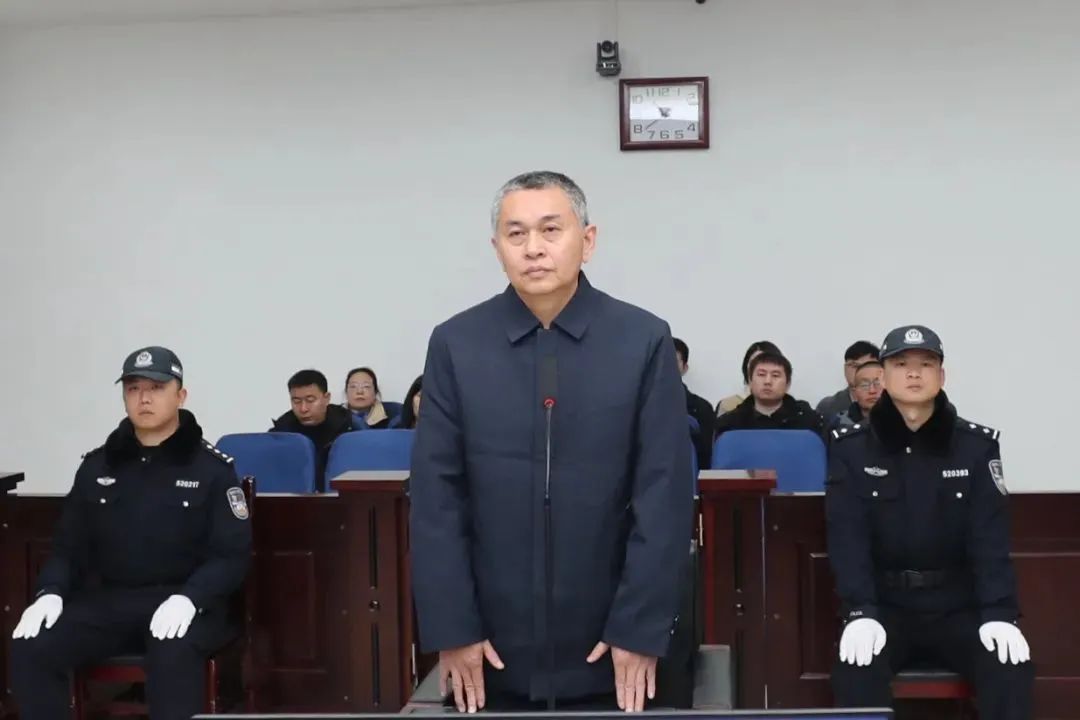 被控受贿821万元，博士厅官向昀受审