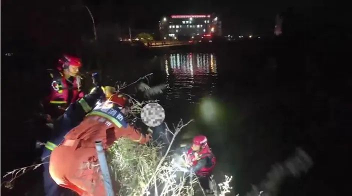 后怕！男子一个疏忽，连车带人冲进池塘……