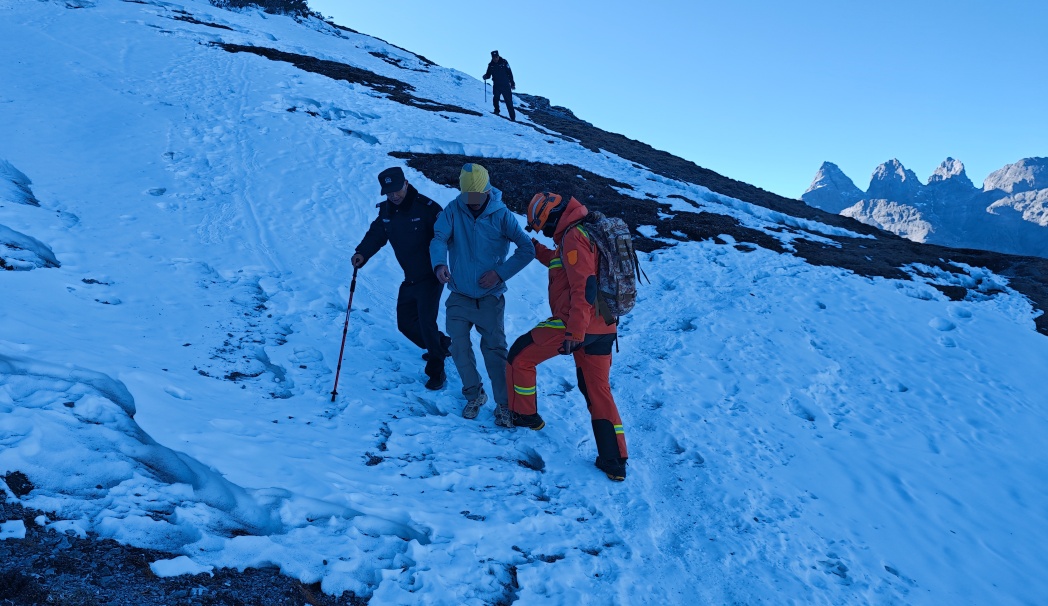 4500米雪山,31岁贵州男子突然“发病”!报警1天后…… 4500米雪山,31岁贵州男子突然“发病”!报警1天后……