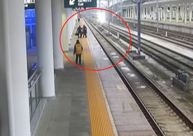 危险！贵州一高铁站内，女乘客情绪失控 两次试图跳入股道