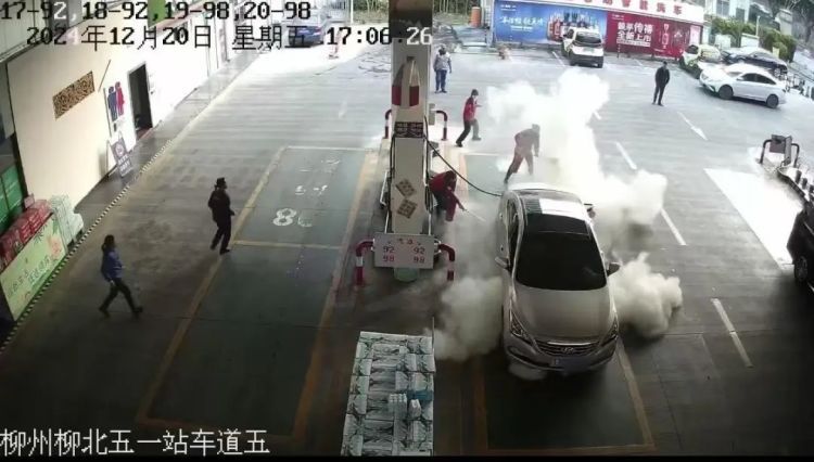 柳州一加油站内,车辆突然起火!关键时刻,他们冲了上去 柳州一加油站内,车辆突然起火!关键时刻,他们冲了上去