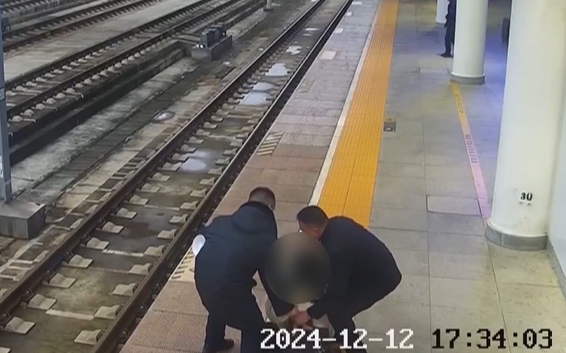 危险！贵州一高铁站内，女乘客情绪失控 两次试图跳入股道