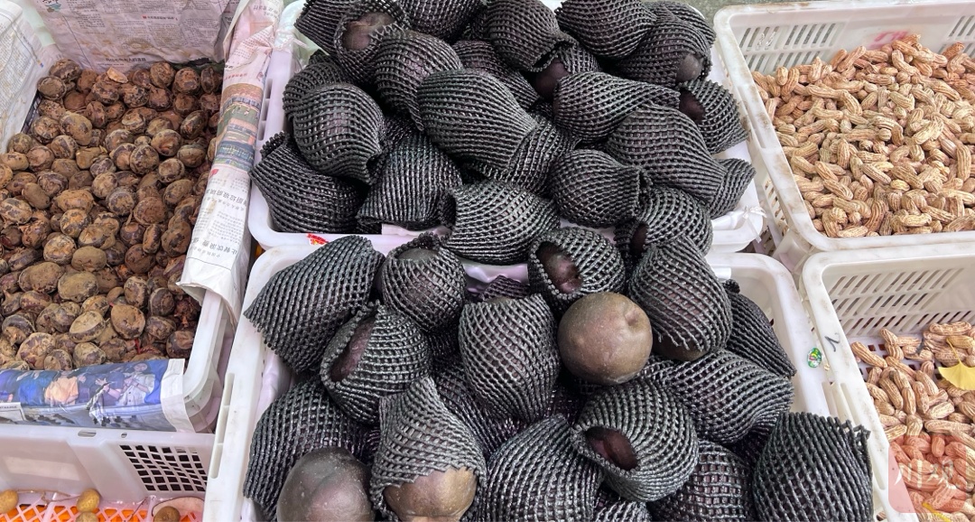 成都街头现高仿冻梨，专家：黑皮是“化妆的”