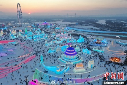 人气爆棚!哈尔滨冰雪大世界夜景有多炫酷 人气爆棚!哈尔滨冰雪大世界夜景有多炫酷