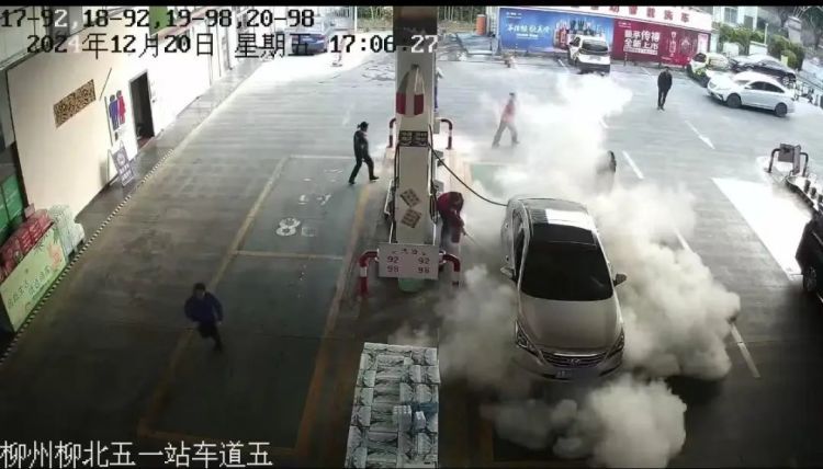 柳州一加油站内,车辆突然起火!关键时刻,他们冲了上去 柳州一加油站内,车辆突然起火!关键时刻,他们冲了上去