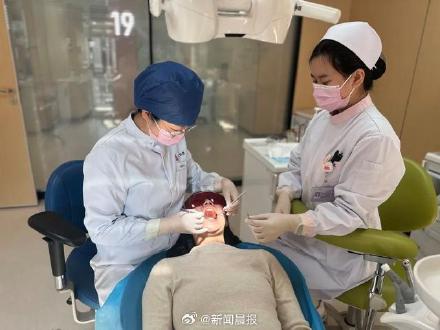 17岁女孩可乐当水喝 1年泡腐15颗牙