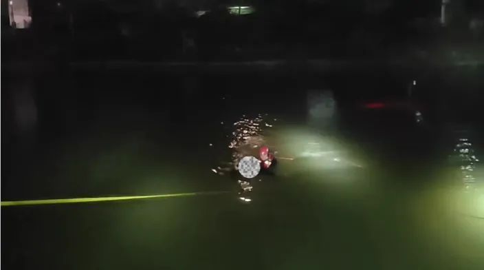 后怕！男子一个疏忽，连车带人冲进池塘……