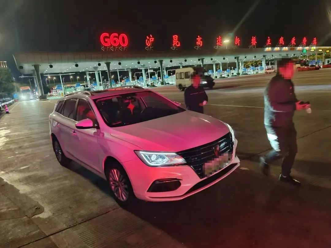 “跟我走!”男子意外断指,民警火速送医 “跟我走!”男子意外断指,民警火速送医