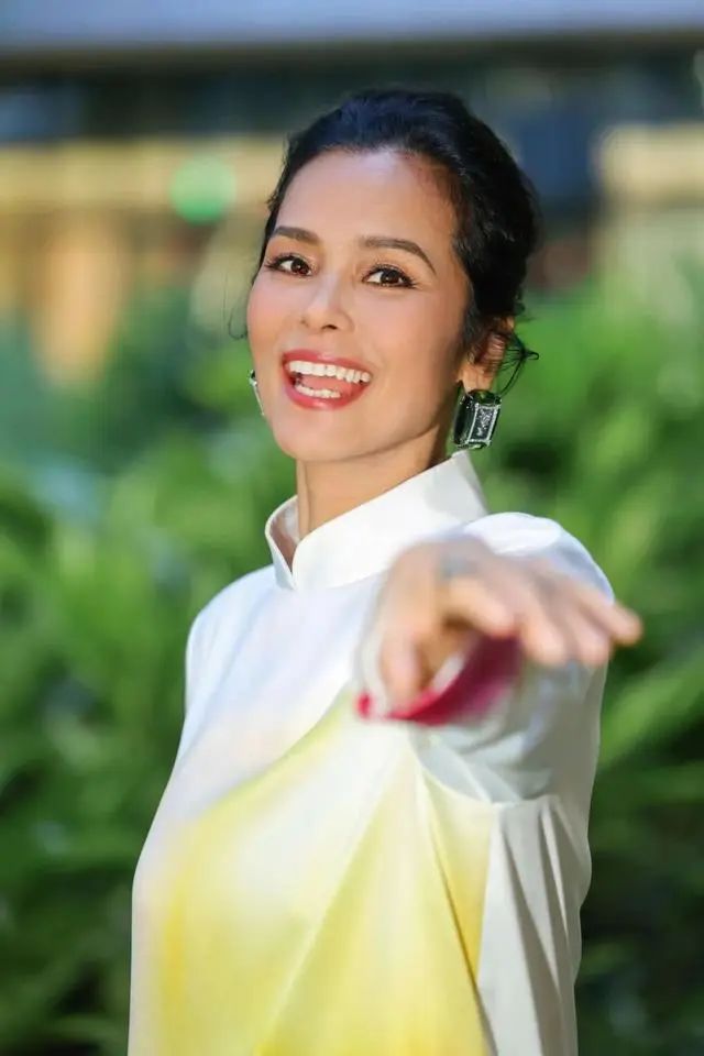 传奇歌后深山隐居近10年回归，曾遇严重车祸脊柱折断！代表作感动无数人