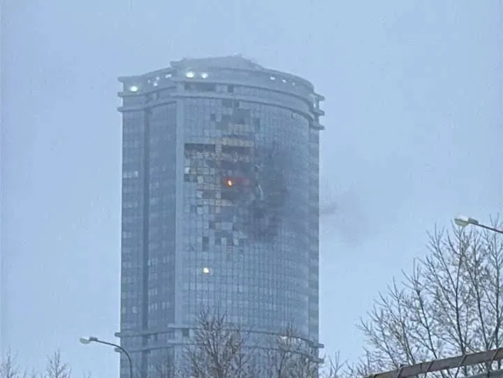 突发!俄罗斯一住宅楼被无人机击中引发火灾 突发!俄罗斯一住宅楼被无人机击中引发火灾