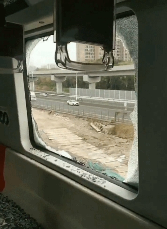 上海地铁突发故障，车厢内一地玻璃渣，最新情况→