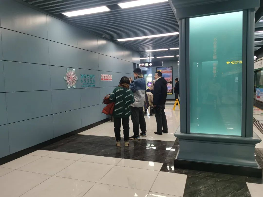 哈尔滨地铁推出多项冰雪季保障服务，冰雪大世界和太阳岛地铁站双向免费进出