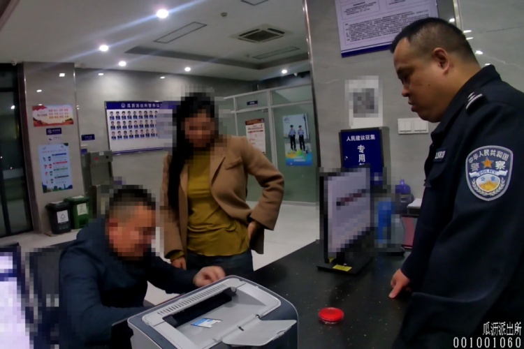 男子“正规渠道”投资,警方现场揭穿…… 男子“正规渠道”投资,警方现场揭穿……