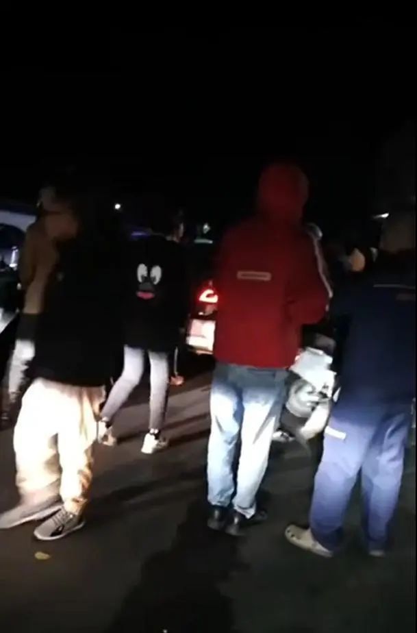 海南一地疯牛街头乱撞致人员受伤!警方开枪击毙 海南一地疯牛街头乱撞致人员受伤!警方开枪击毙