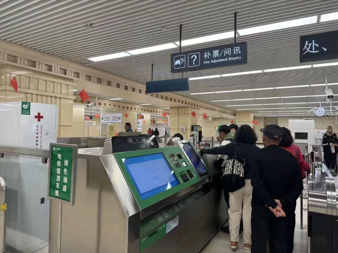 哈尔滨地铁推出多项冰雪季保障服务，冰雪大世界和太阳岛地铁站双向免费进出