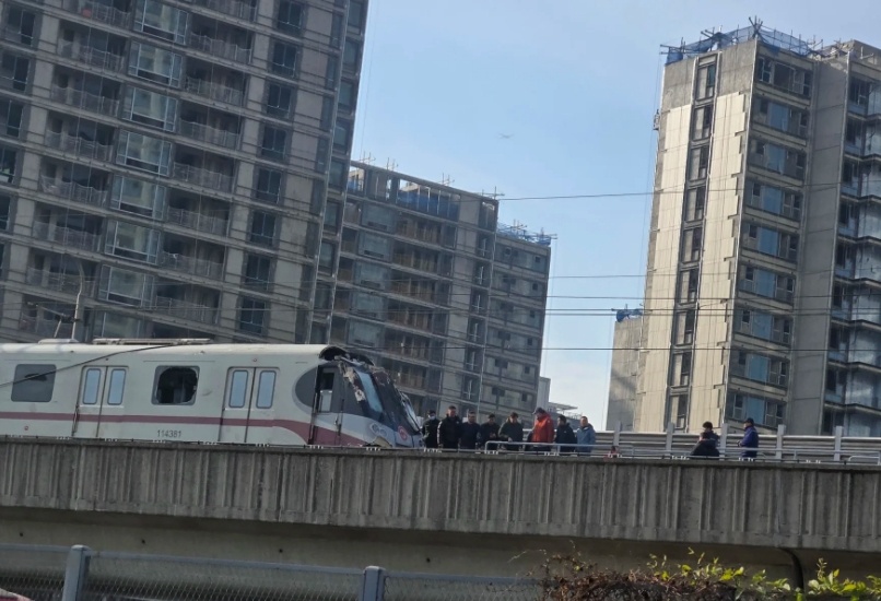 上海地铁突发！11号线受损，乘客已疏散！涉及这个方向的乘客不要乘坐→