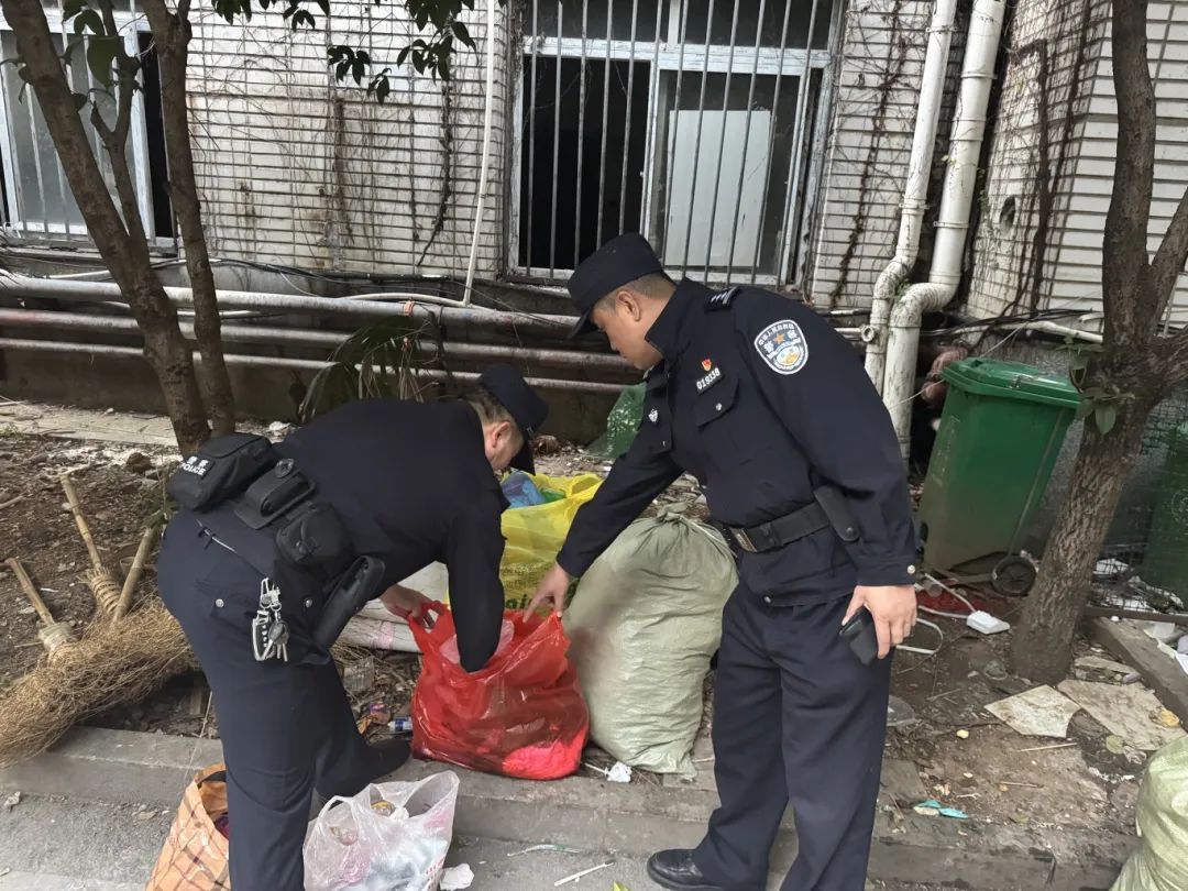 长沙街头，民警翻遍垃圾桶……