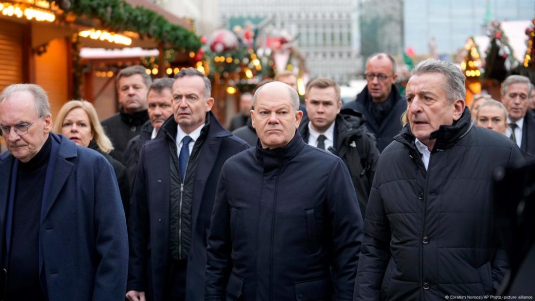 朔尔茨现场悼念，德国降半旗志哀