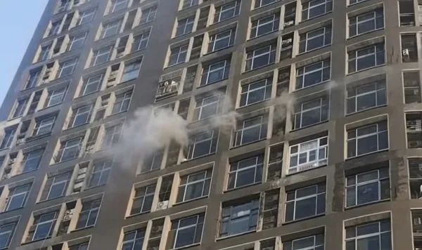 上海一大厦突发火情，楼内居民被疏散，疑艾条燃烧引发