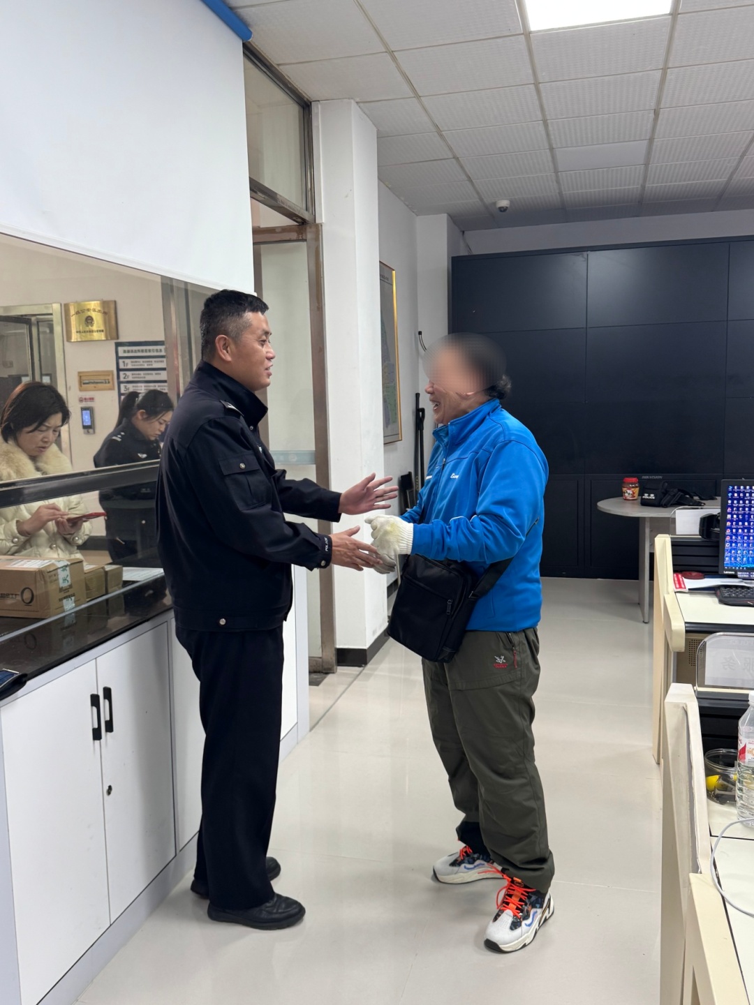 长沙街头，民警翻遍垃圾桶……