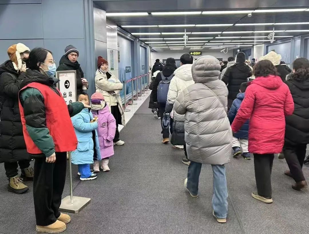 哈尔滨地铁推出多项冰雪季保障服务，冰雪大世界和太阳岛地铁站双向免费进出