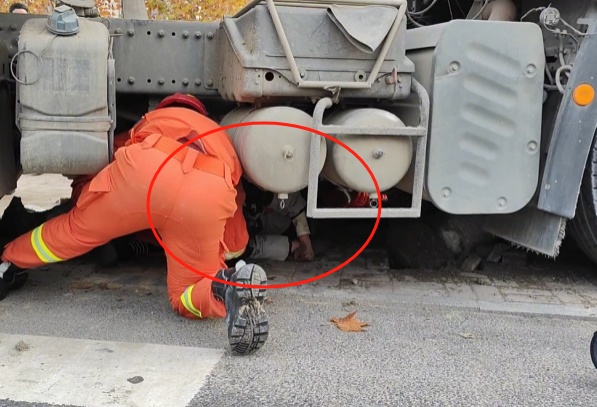 刚出校门两个女学生与货车相撞，一人被货车“吞噬”！