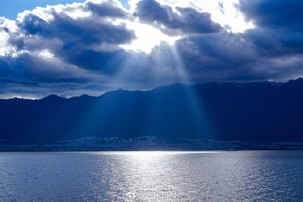 壮观！大理苍山云隙光