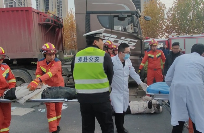 刚出校门两个女学生与货车相撞，一人被货车“吞噬”！