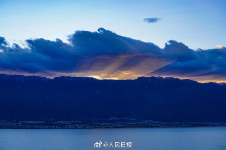 壮观！大理苍山云隙光