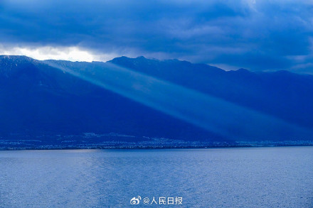壮观！大理苍山云隙光