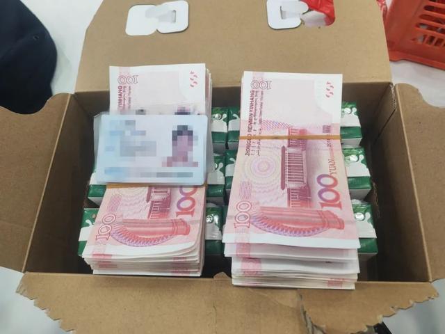 立功了！网约车司机“运钞”到派出所