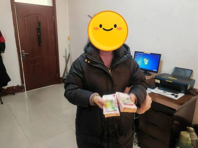立功了！网约车司机“运钞”到派出所