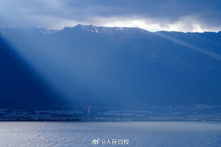 壮观！大理苍山云隙光