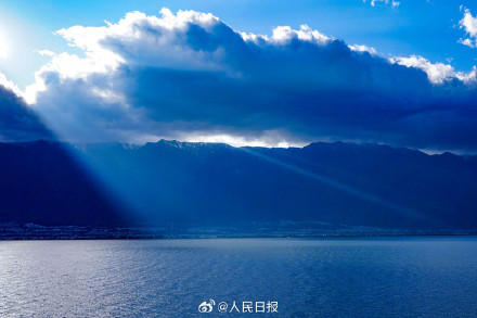 壮观！大理苍山云隙光