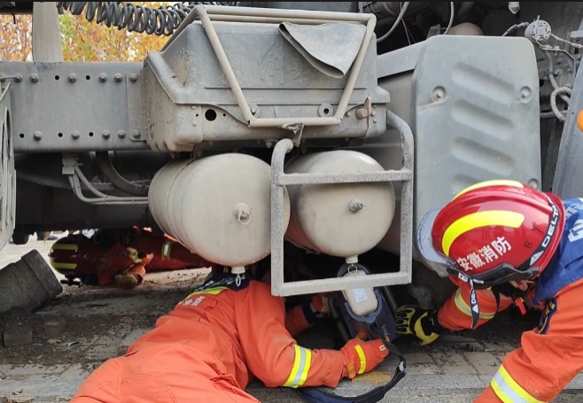 刚出校门两个女学生与货车相撞，一人被货车“吞噬”！