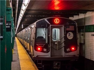 美国纽约地铁上一睡觉女子被纵火烧死，嫌疑人落网