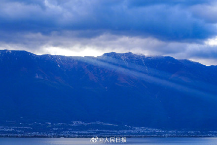 壮观！大理苍山云隙光