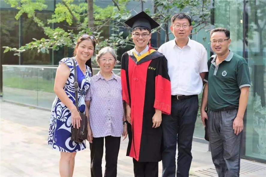 “用四国语言致辞的县长”,是清华博士! “用四国语言致辞的县长”,是清华博士!