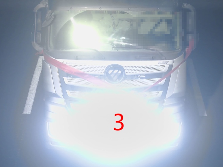 改装货车“组队”上高架，交警快速拦截