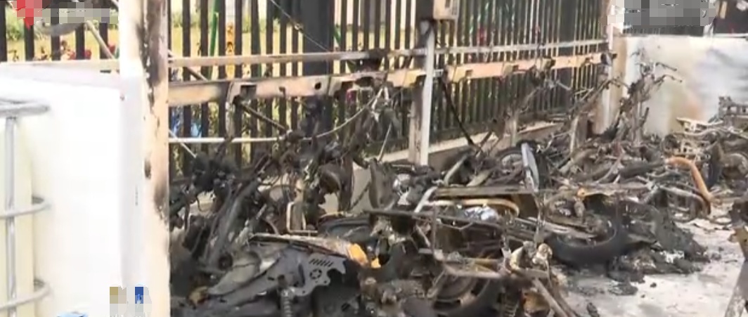 又一起!小区外车棚起火,近70辆车凌晨“葬身火海” 又一起!小区外车棚起火,近70辆车凌晨“葬身火海”