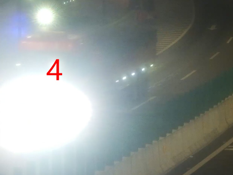 改装货车“组队”上高架，交警快速拦截