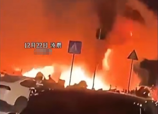 又一起!小区外车棚起火,近70辆车凌晨“葬身火海” 又一起!小区外车棚起火,近70辆车凌晨“葬身火海”