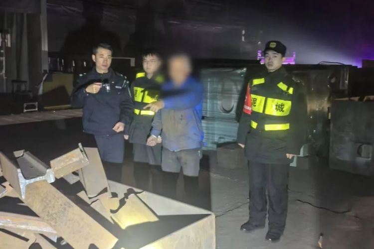 潜入公司“拿取”数百斤废铁？一男子花样偷铁终被抓