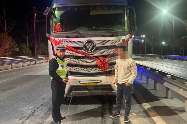 改装货车“组队”上高架，交警快速拦截