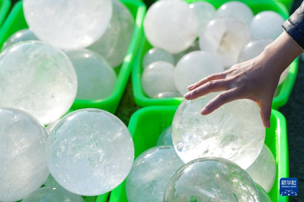 江苏东海：“水晶大集”引客来