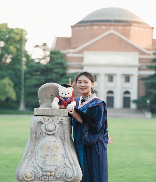 清华女硕士，二次入伍，授衔中尉！