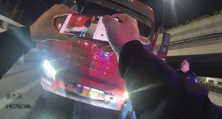 改装货车“组队”上高架，交警快速拦截