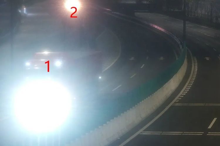 改装货车“组队”上高架，交警快速拦截