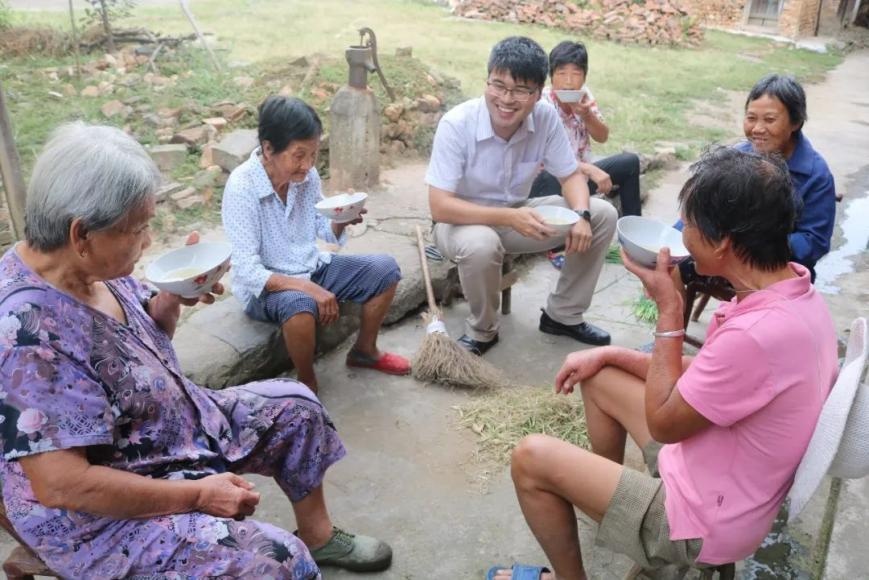 “用四国语言致辞的县长”,是清华博士! “用四国语言致辞的县长”,是清华博士!