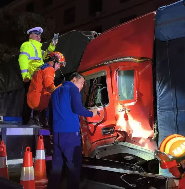 起猛了,交警爬到了警车车顶? 起猛了,交警爬到了警车车顶?